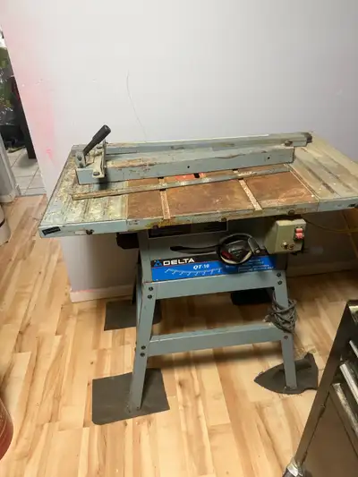 Selling a Delta table saw that's ready to get back to work! This saw has a sturdy build with a blade...