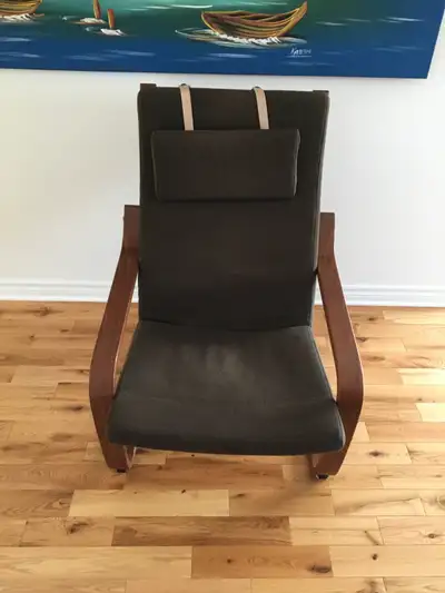 Chaise Poang brune avec coussin brun. Maison sans fumé et sans animaux