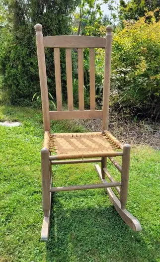 DISPONIBLE. Chaise berçante antique en bois, siège tressé. Possibilité de récupérer la chaise à Québ...