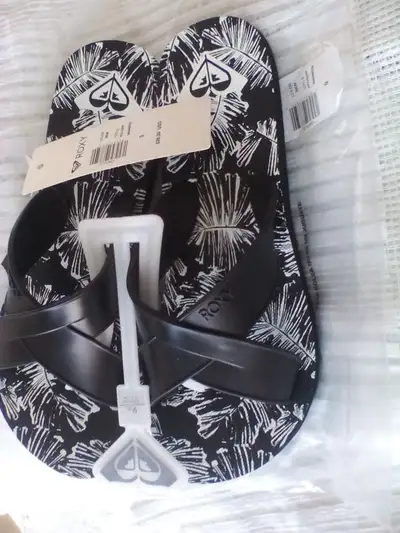 NEW-Roxy flipflops $20 size 9, View more