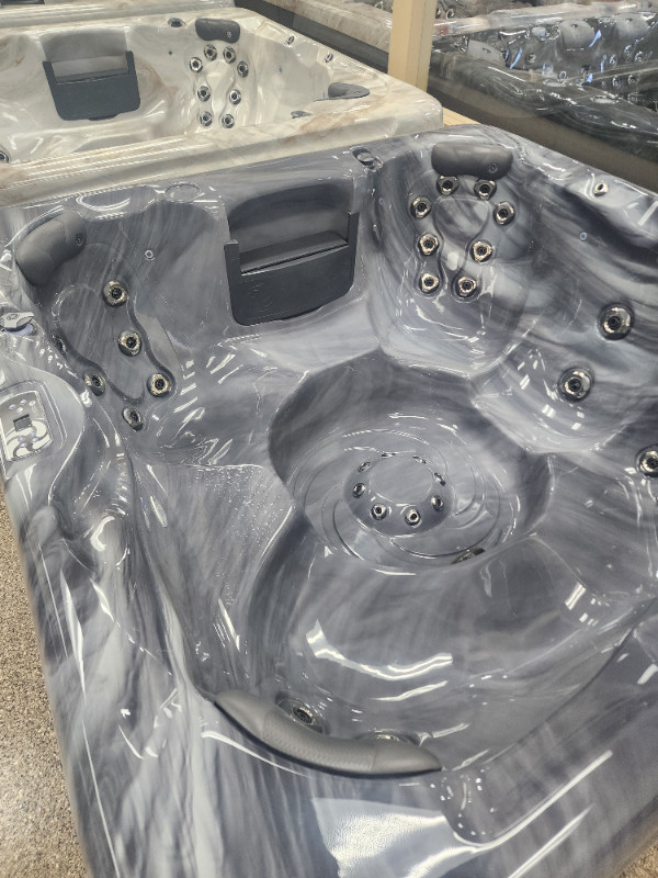 MAAX AW 270 - 6 Person Hot Tub in Hot Tubs & Pools in Edmonton - Image 2