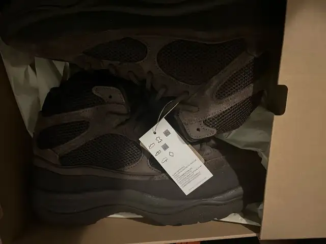 Yeezy 750 boots oil size 11 in Men's in Oshawa / Durham Region - Image 2