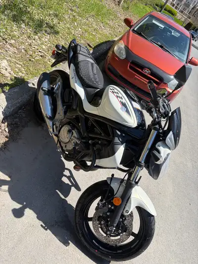 Suzuki Gladius (SFV650) 2012 a vendre ️ Roule tres bien aucun probleme Moteur&Transmission -Km:28500...