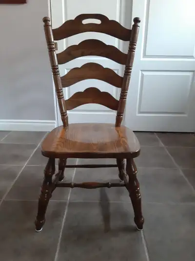 Salle à manger, ensemble de 6 chaises, merisier massif. Fabriqué au Canada. (4 chaises plus 2 chaise...