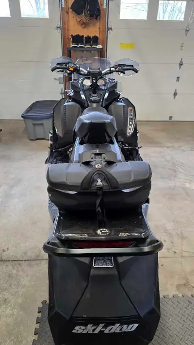 2017 MXZ TNT 850-E-TEC 8000 km. New battery this last year, and track studs, air deflectors,handgard...