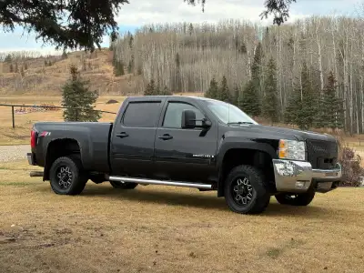 2009 Chev LTZ 2500, kms 283037, Bully dog performance chip, comes with 15,000lb 5th wheel hitch.