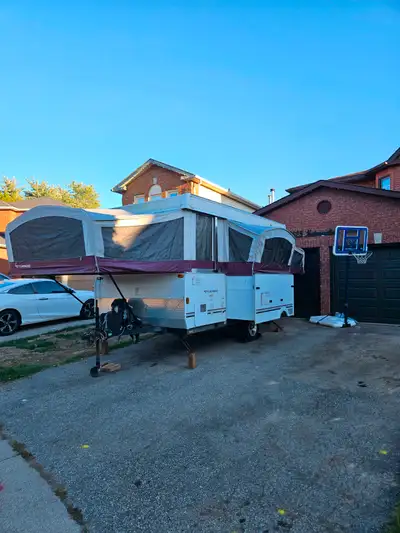 14' Fleetwood Niagara trailer AC Gas heater Shower inside and outside Washroom Sleep 6 comfortably 2...