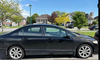 270 000 km Moteur fonctionne parfaitement, roule très bien, pneu été et hiver Besoin de changer le m...