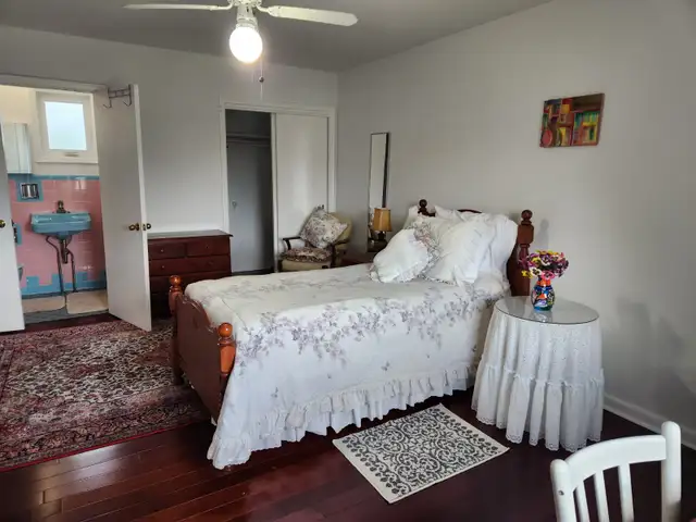 Spacious Furnished Master Bed/Rental One Female Only/5’ Yorkdale62864751767811123