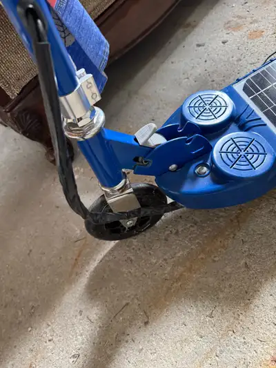 Electric scooter in great condition perfect for younger kids and beginners as it can go as fast as 1...