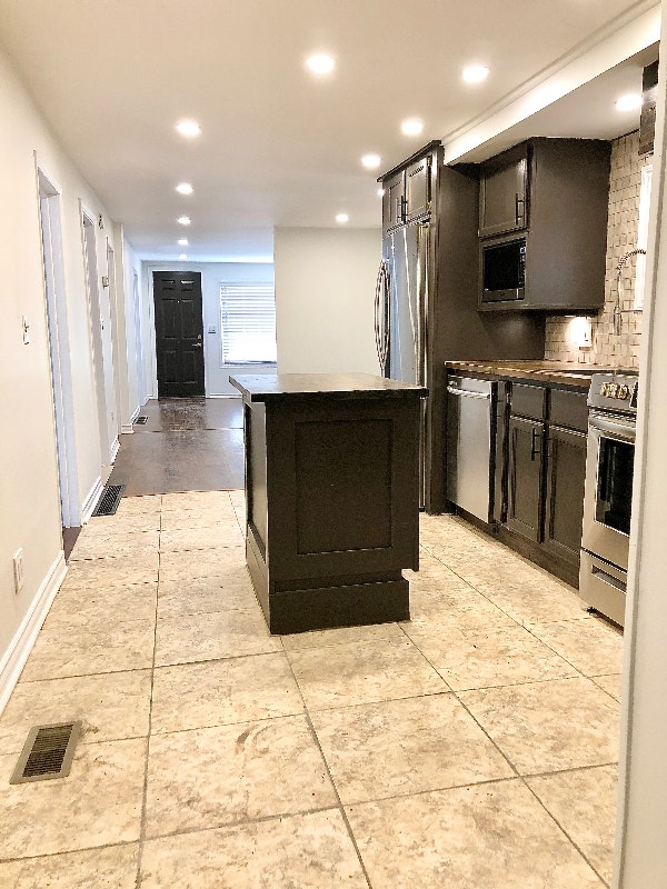 3 Bedroom house for rent steps from University of Windsor Long Term