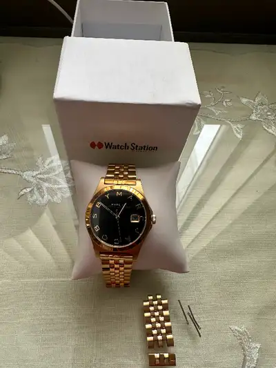 Worn around 4-5 times. Very good condition. Comes with box, extra chain links and a working battery....