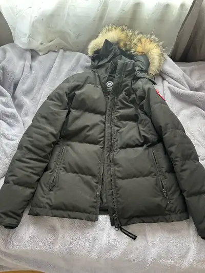 Je vends mon manteau Canada goose car je ne m’en sers pas il est comme neuf presque jamais porté c’e...