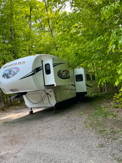 This a high end unit with many amenities, including 2 power slides, which can be operated remotely....