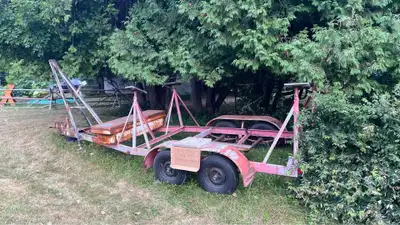 No hydraulics, measures 22’ nose to tail and 71” between the fenders. Easily moved a 30 foot/7,000 l...