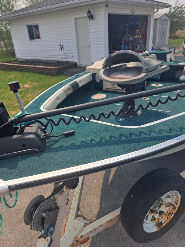 2001 Smoker Craft / 75 HP Evinrude ETech Motor Powerboats