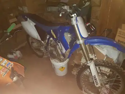 2004 yamaha not sure the hours, needs carb clean but does run, small dent in both rims from last own...