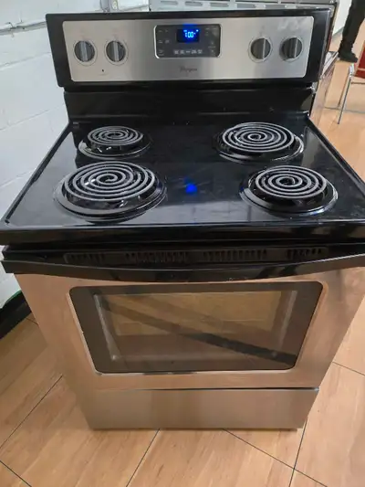 This is a used Whirlpool electric range, perfect for any kitchen. It features coil burners and a sta...