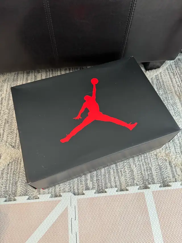 DS Brand New Air Jordan 3 Retro Black Cement Sz 11 in Men's Shoes in Markham / York Region - Image 11