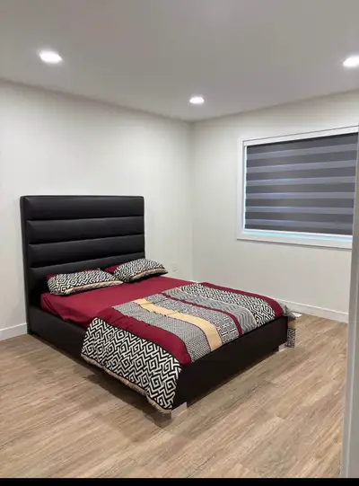 One bedroom available in three bedroom house for girl.seprate washroom and kitchen in sharing