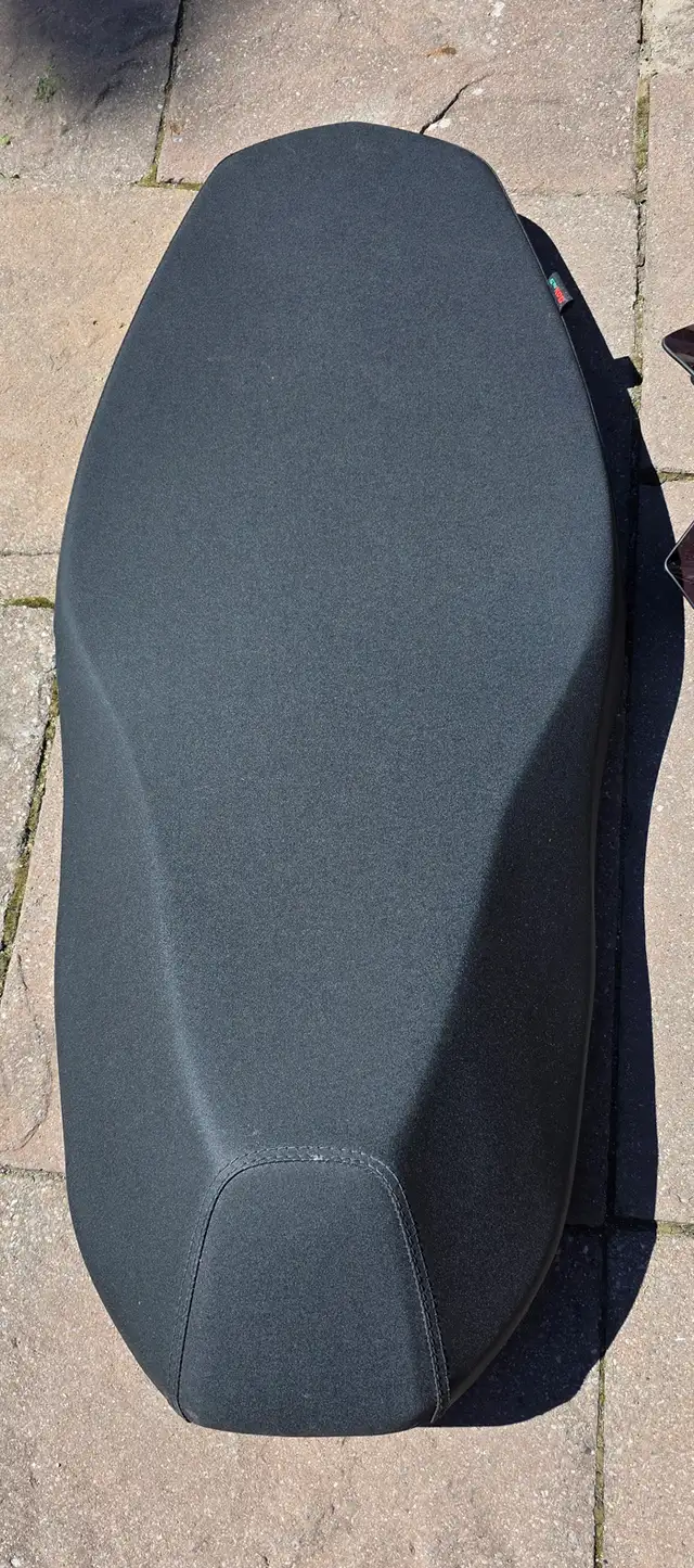 Yamaha Xmax 300 parts - Sport seat and 2x windshields. in Motorcycle Parts & Accessories in Oshawa / Durham Region - Image 4