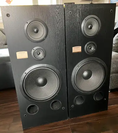 For sale is a pair of Pioneer CS-R580 speakers, known for their robust sound and classic design, per...