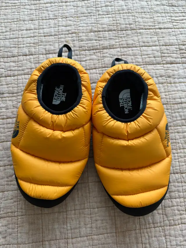 Like new North Face Unisex slippers in Kids & Youth in Edmonton - Image 2