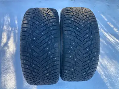 Je vend 2 pneus d'hiver cloutés grandeur: 285/40R22 de marque Nokian Hakkapeliitta 10 SUV. Mesures d...