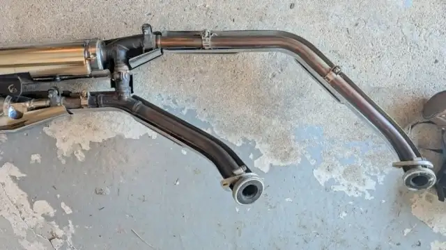 2010 Suzuki boulevard C50 OEM Exhaust Pipes in Motorcycle Parts & Accessories in Markham / York Region - Image 5
