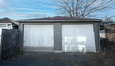 Double garage storage space 19' x 19' available for lease on July 2026. Conveniently located in the...