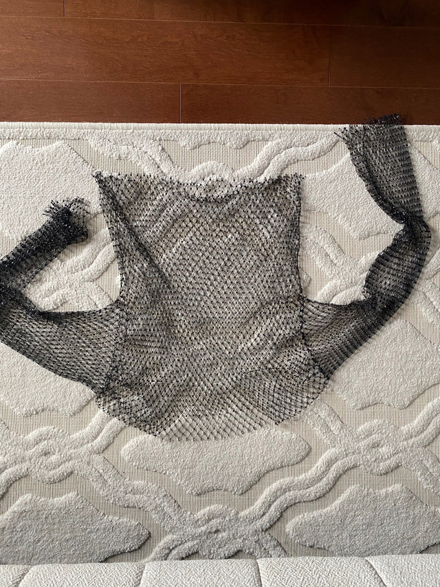 Sheer fishnet metallic top size L worn one tim dans Femmes - Hauts et vêtements d'extérieur  à Laval/Rive Nord - Image 2