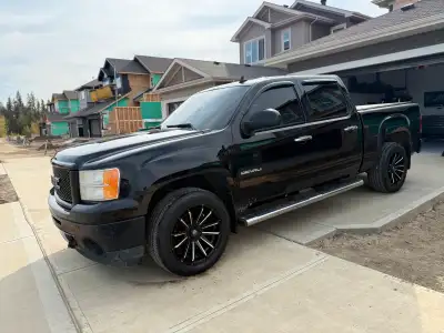 2013 Gmc Sierra 1500 Denali 6.2L 6spd 281,000kms Active status , no liens. Two sets of keys factory...
