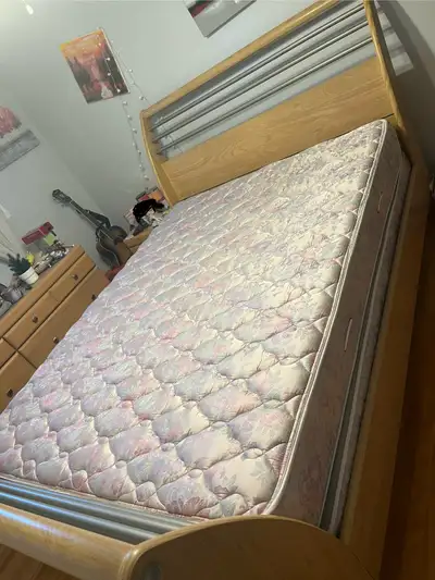 VENTE URGENTE –Lit Queen Size / Queen Size Bed, View more