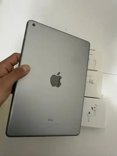 "Apple iPad 7th Generation – Complete Set Apple iPad 7th Gen in good working condition. Comes with A...