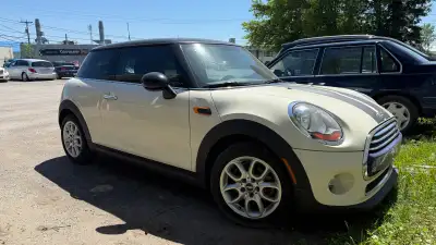 Mini Cooper 3 portes 2015 demande réparation moteur. Mini Cooper 3 portes toit panoramique 2015 avec...