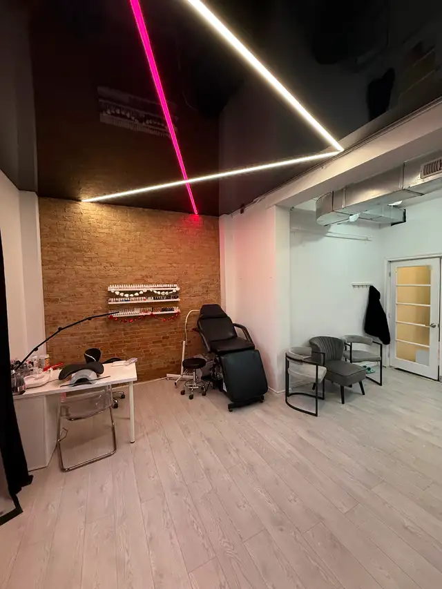 Monthly Booth Rental – Downtown Shared Beauty Studio