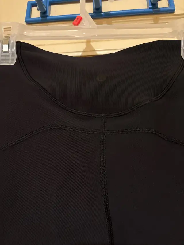 Lululemon Shorts sz4 xsmall in Women's - Bottoms in City of Toronto - Image 4