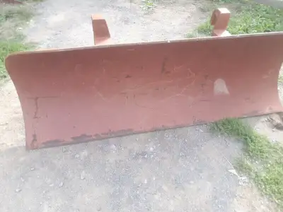 quick attach heavy duty 5ft blade for loader / skidsteer etc blade is in like new condition weight i...