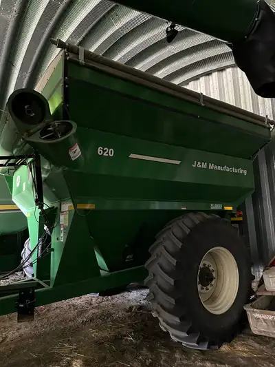 2010 j&m 620bu grain cart. Has new flighting this year. Second owner, shedded since we bought it in...