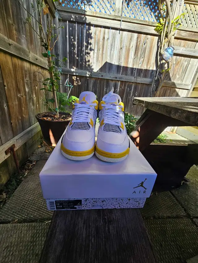Nike air jordan 4 retro sulfur bnib ds size 10.5 mens in Men's Shoes in City of Toronto - Image 5
