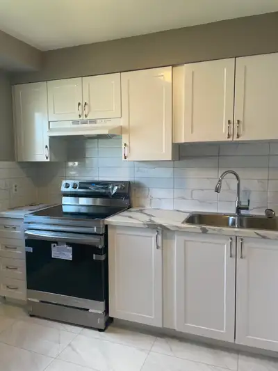 8 MINUTE WALK TO BLAIR LRT STATION - 3 BED / 2 BATH TOWNHOUSE Rent: $2,650/month + gas and hydro uti...