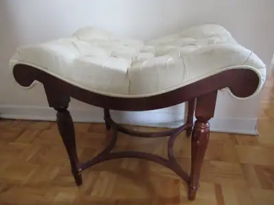 Petit banc de bombay compagny inc. Structure en bon état, revêtement tâché. hauteur : 50cm, Largeur...