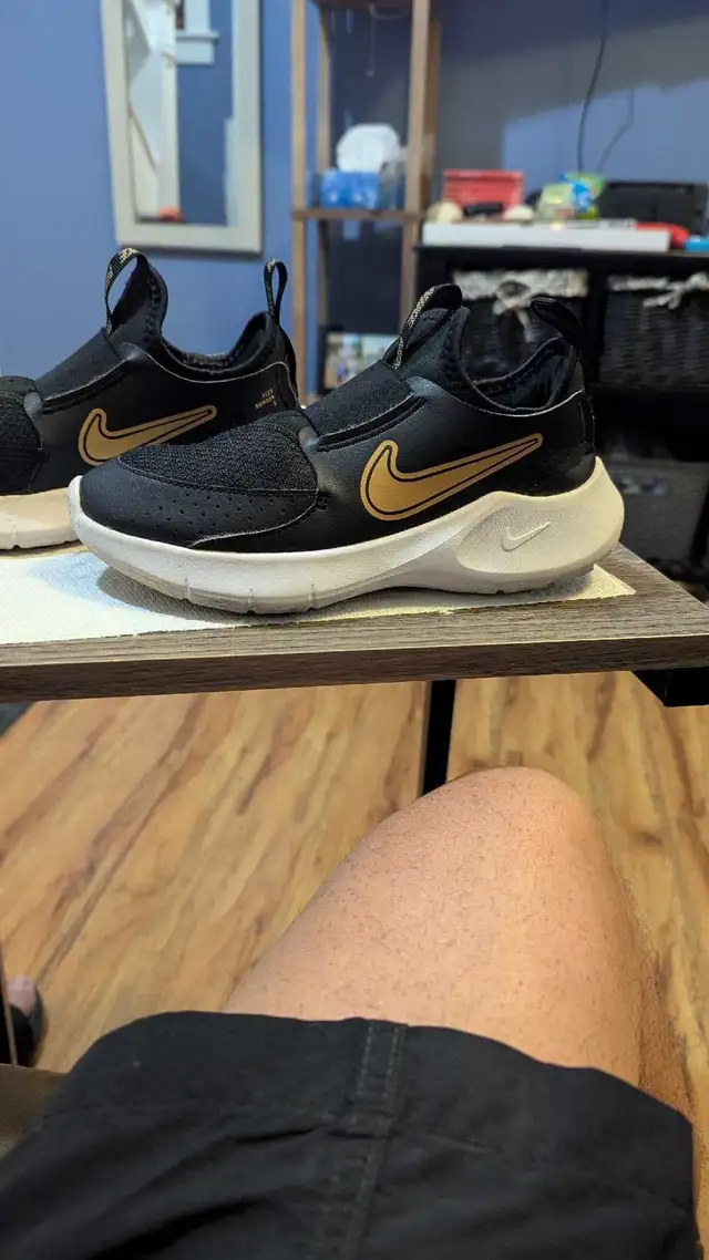 size 2 youth Nike running shoes  in Kids & Youth in Cambridge - Image 2