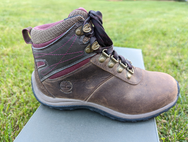 TIMBERLAND WOMEN WATERPROOF HIKING BOOTS - size 6M US dans Femmes - Chaussures  à Ville de Montréal - Image 3