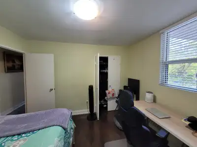 Hurontario/Queensway/Dundas Clean and bright room in three bedroom condo. HS internet, kitchen, wash...