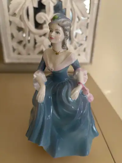 Coalport Figurine Regina, View more