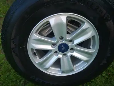 4 pneus d'hiver Winter Force, 265/70R17. équivaut à 275/65R18, sur mags de Ford F150 avec valve TPMS