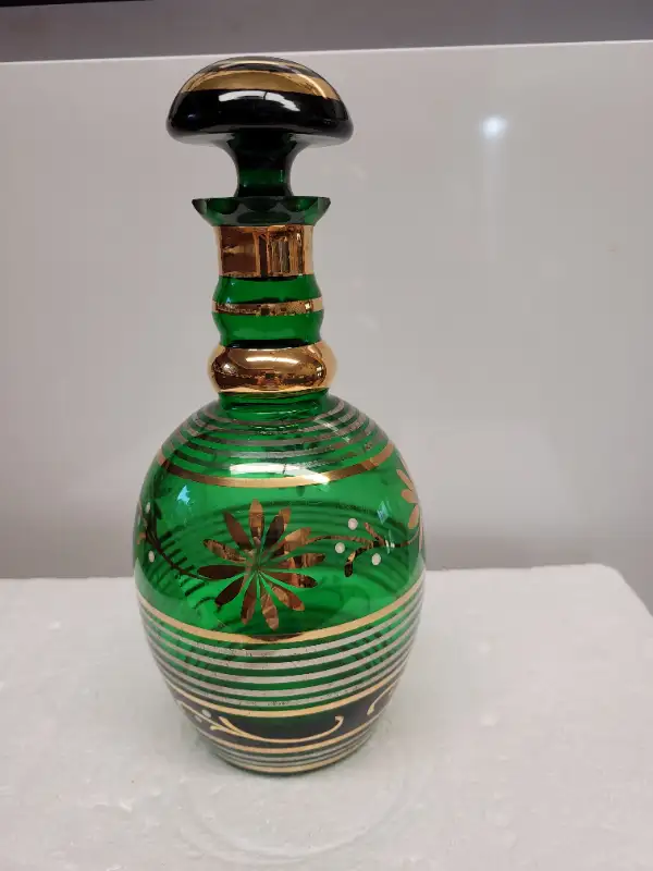 VTG Green & Gold Glass Decanter/Carafe With Stopper in Arts & Collectibles in Dartmouth - Image 2