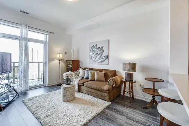 THIS IS THE ONE! BEAUTIFUL 1 BED+ DEN CONDO WITH LAKE VIEWS63804706313345120