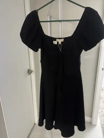 Robe noire courte à manches bouffantes, View more